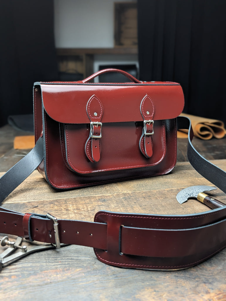 14" Briefcase Satchel with Magnetic Fasteners, Volume Boost, 38mm Shoulder strap, Shoulder Pad and No Card Window  (MMRP £211)